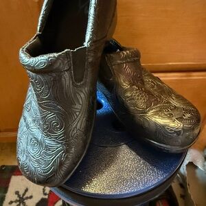 Yuu Black Embossed Mules